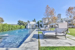 Jennifer Lopez and Ben Affleck Beverly Hills House pool side image
